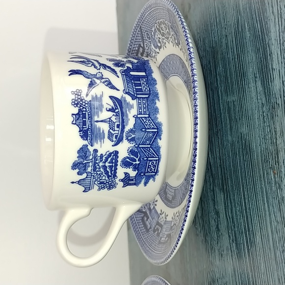 Blue Willow Churchill vintage tea cups & saucers - Picture 2 of 8